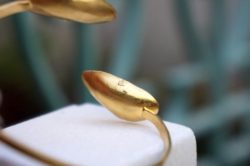 Gold Plated Mussel Shell Bracelet: Adjustable Sea-Inspired Cuff