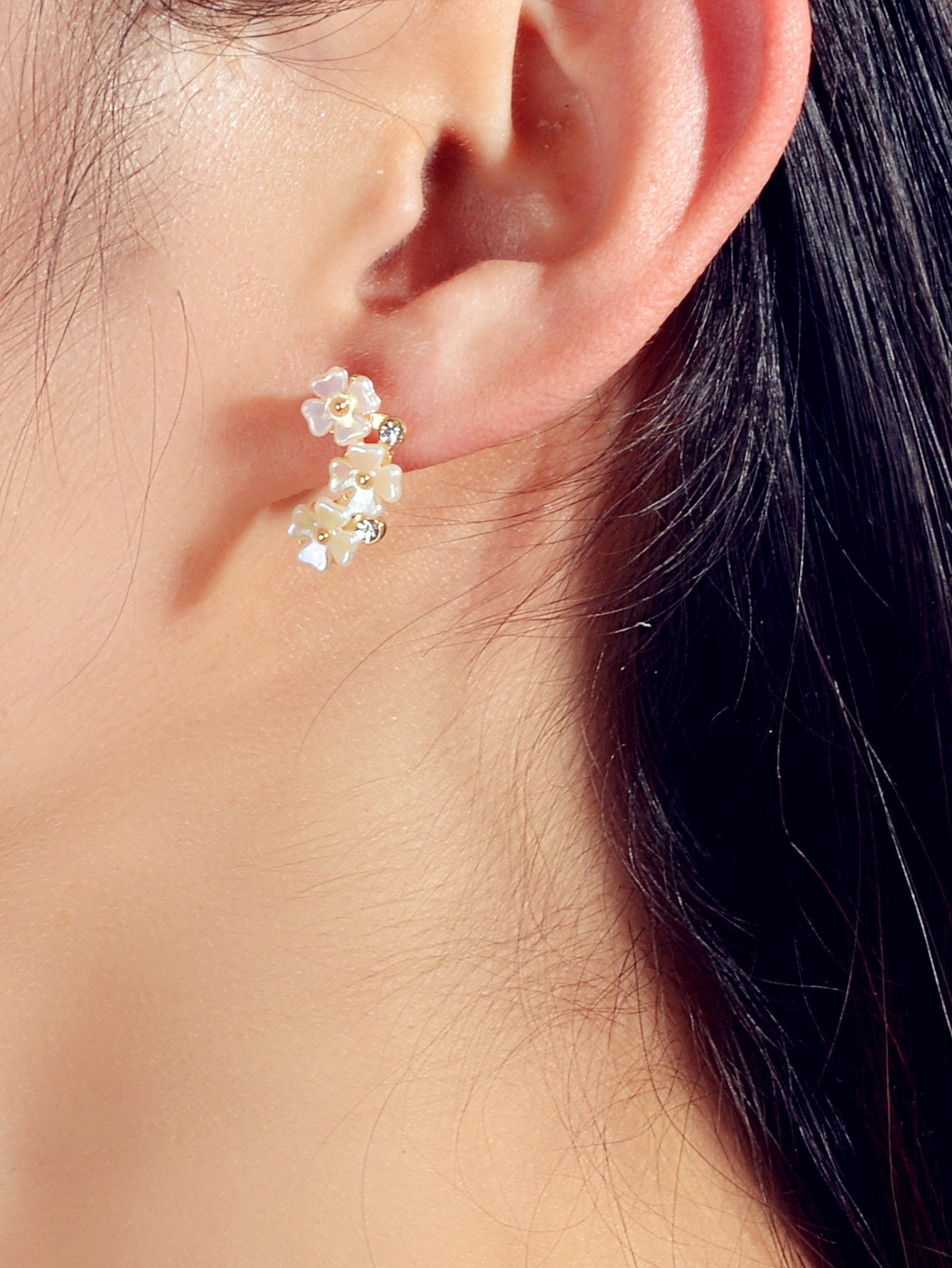 Dainty Gifts Women Girls Lightweight Rhinestone White Flower Cute Stud Earrings