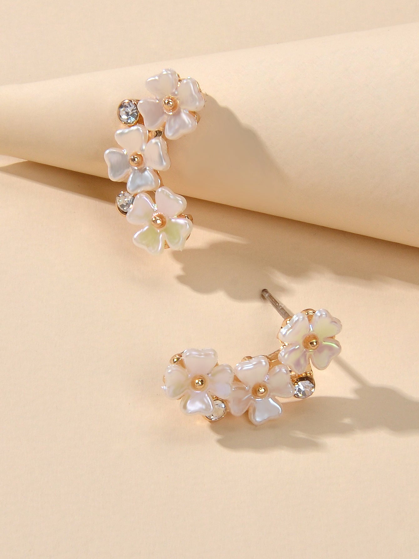 Dainty Gifts Women Girls Lightweight Rhinestone White Flower Cute Stud Earrings