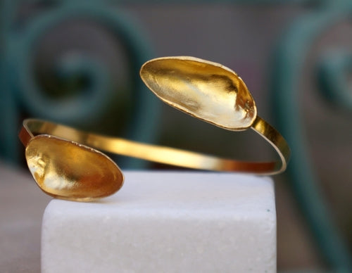 Gold Plated Mussel Shell Bracelet: Adjustable Sea-Inspired Cuff