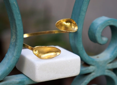 Gold Plated Mussel Shell Bracelet: Adjustable Sea-Inspired Cuff