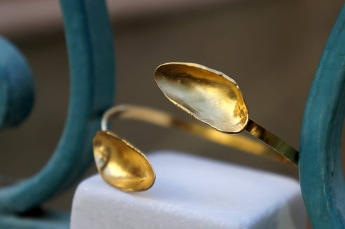 Gold Plated Mussel Shell Bracelet: Adjustable Sea-Inspired Cuff